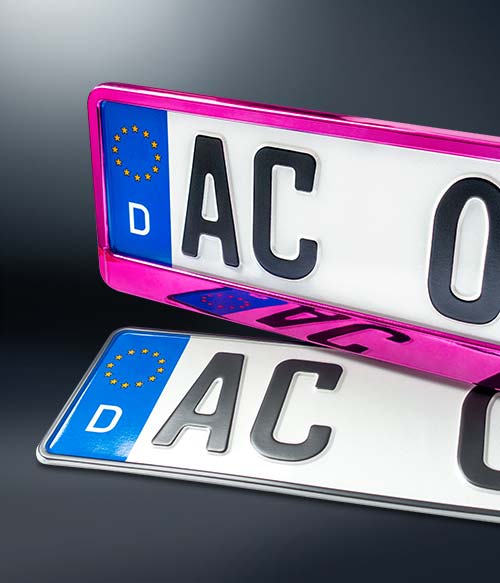 Nummernschildhalter Metallic Pink spiegelnd auf Kennzeichen
